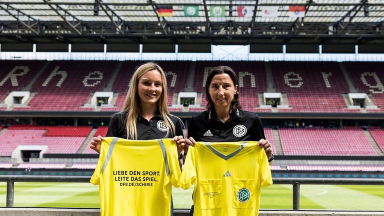 Schiedsrichterin Fabienne Michel (l.) wird unter anderem von Video-Assistentin Katrin Rafalski beim DFB-Pokalfinale der Frauen unterstützt.