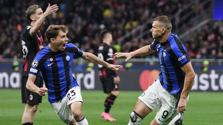 Edin Dzeko (r.) bejubelt seinen Treffer für Inter im Duell mit Milan. 
