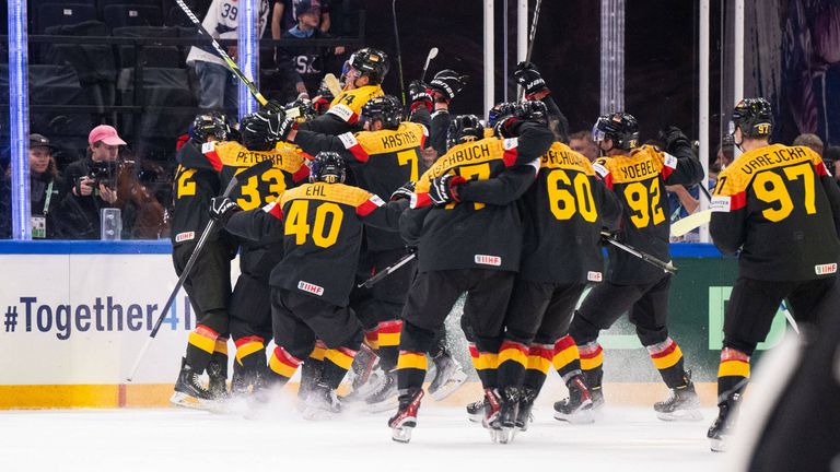 Das deutsche Eishockey-Team feiert den Einzug in das WM-Finale.