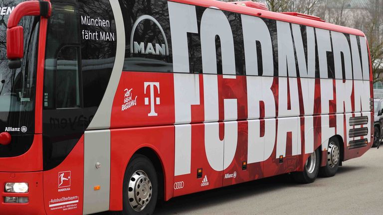 M..nchen, Deutschland 13. Februar 2023: Fussball, Herren, Saison 2022/2023, FC Bayern M..nchen, S..bener Strasse, Trainingsgel..nde, Training, Abschlusstraining Der Teambus, Mannschaftsbus des FC Bayern M..nchen mit Schriftzug