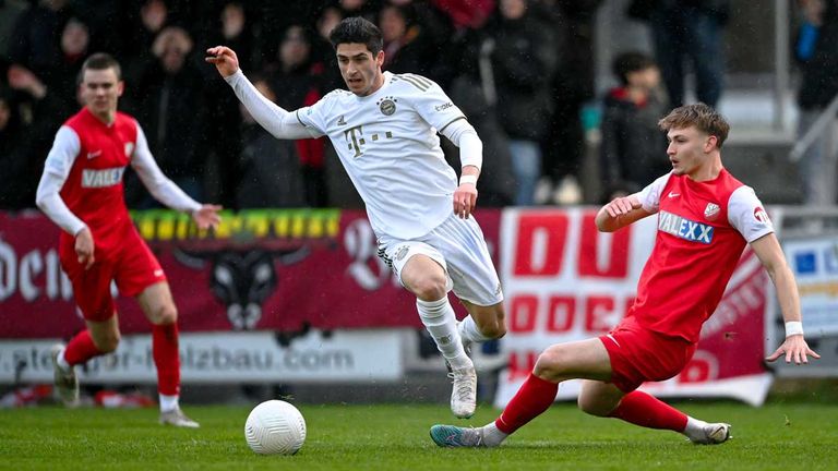 Bayern-Talent Grant-Leon Ranos (mitte) steht nach Sky Informationen vor einem Wechsel zu Borussia Mönchengladbach.