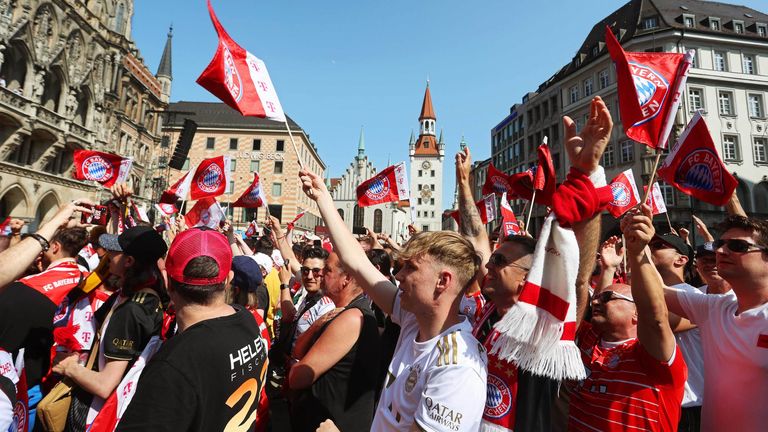 Die Bayern-Stars feiern die Meisterschaft am Marienplatz.