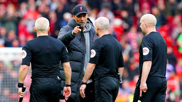 Liverpool-Coach Jürgen Klopp (2.v.l.) bereut seine Schiedsrichter-Aussagen.