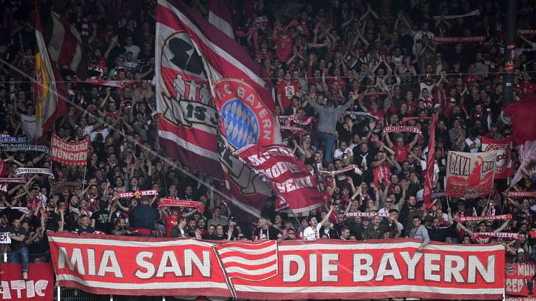 Fu..ball: Bundesliga, Werder Bremen - Bayern M..nchen, 31. Spieltag, wohninvest Weserstadion. Die Bayern Fans feiern den Sieg.