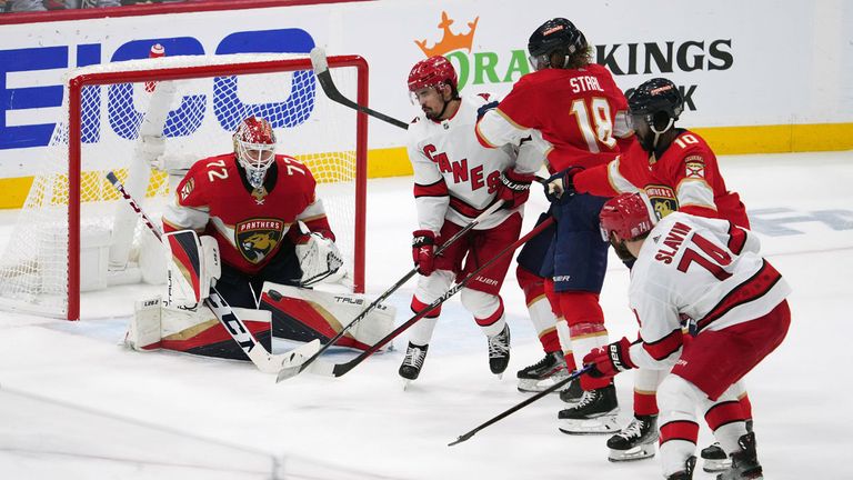 Die Florida Panthers (rote Trikots) siegen auch in Spiel 3 der NHL-Conference-Finals gegen die Carolina Hurricanes.