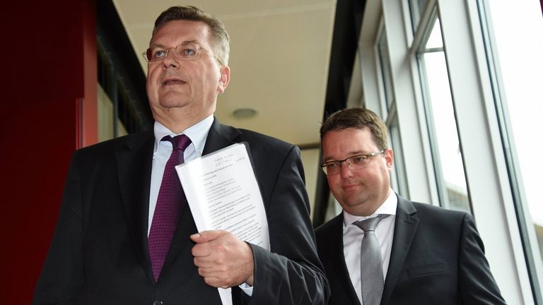 Die Staatsanwaltschaft Frankfurt hat die Ermittlungsverfahren gegen die ehemaligen DFB-Funktionäre Reinhard Grindel (l.), Stefan Osnabrügge und Friedrich Curtius in Sachen Sozialabgaben eingestellt.