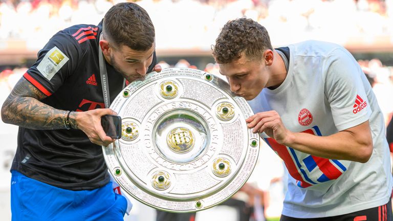 Lucas Hernandez (l.) und Benjamin Pavard (r.) könnten den FC Bayern im Sommer verlassen. 