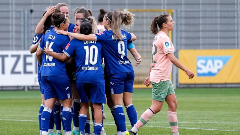 Die Hoffenheim-Frauen feiern einen souveränen Sieg gegen Werder Bremen.