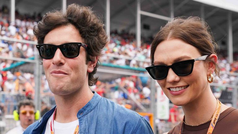 F1 - FORMULA 1 CRYPTO.COM MIAMI GRAND PRIX 2022, 08/05/2022 Miami International Autodrome, Miami, United States on 8 May 2022 Joshua Kushner and Karlie Kloss during the F1 - FORMULA 1 CRYPTO.COM MIAMI GRAND PRIX 2022, Eleanor Hoad Editorial Use Only PUBLICATIONxNOTxINxUK Copyright: xEleanorxHoadx ESM-0464-0101