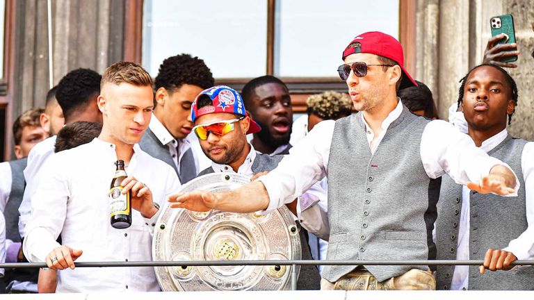 Die Bayern-Stars feiern auf dem Rathaus-Balkon die Meisterschaft.