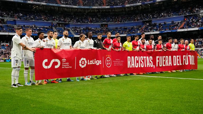 Auch die Gäste von Rayo Vallecano beteiligten sich an den Solidaritätsbekundungen. Zusammen mit den Spielern von Real Madrid halten sie ein Spruchband mit der Aufschrift &#39;&#39;Rassisten raus aus dem Fußball&#39;&#39; hoch.