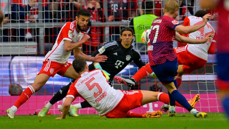 Konrad Laimer trifft zum Leipziger Ausgleich gegen Bayern.