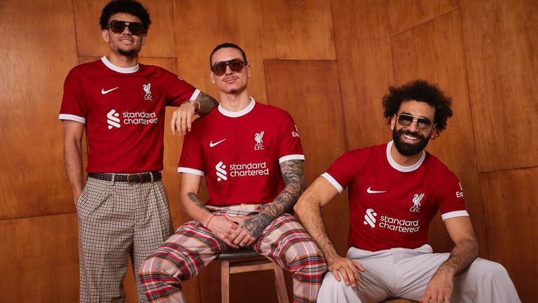 Salah und Co. präsentieren ganz lässig das neue Trikot des FC Liverpool. (Quelle: https://twitter.com/LFC)