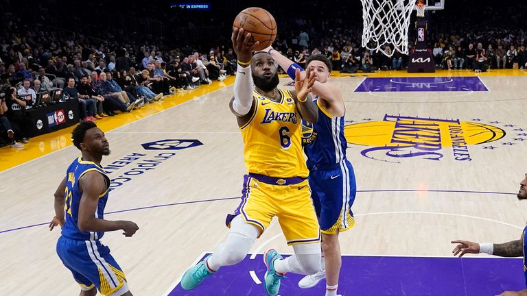 Die Los Angeles Lakers gewinnen das vierte Spiel der Best-of-seven-Serie gegen die Golden State Warriors mit 104:101.