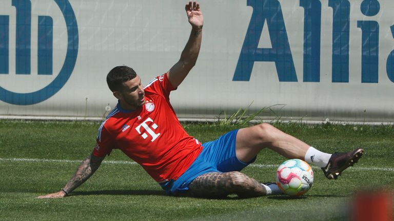 Lucas Hernandez ist nach seinem Kreuzbandriss bei der WM wieder ins Mannschaftstraining beim FC Bayern eingestiegen und absolviert dort Teile der Einheit.