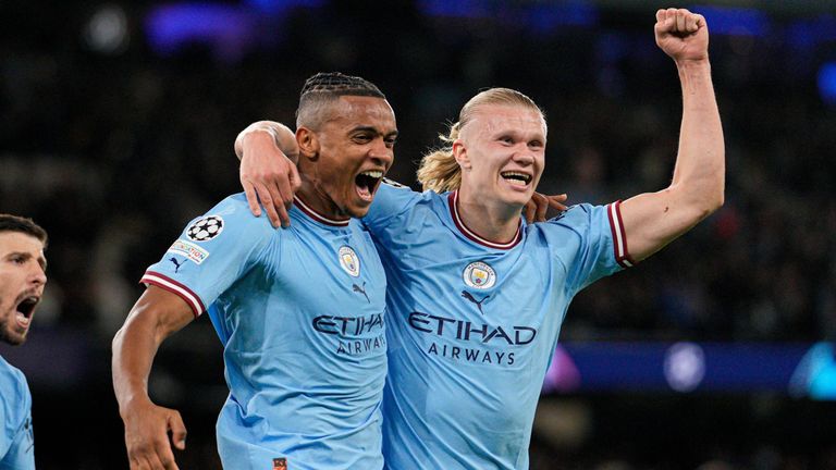 Erling Haaland (r.), Manuel Akanji (l.) und Manchester City haben allen Grund zum Jubeln: City ist erneut englischer Meister!
