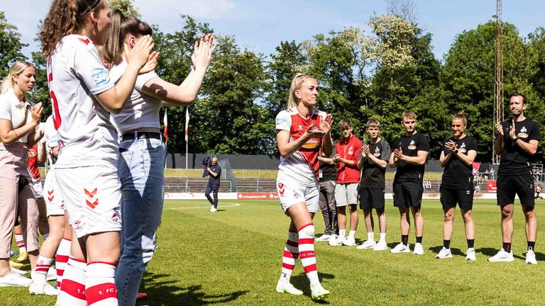 Mandy Islacker (1. FC Koeln, #8) wird mit Spalier verabschiedet FLYERALARM Frauen Fussball Bundesliga, 1. FC Koeln - SGS Essen, Koeln, Geissbockheim DFB REGULATIONS PROHIBIT ANY USE OF PHOTOGRAPHS AS IMAGE SEQUENCES AND/OR QUASI-VIDEO.