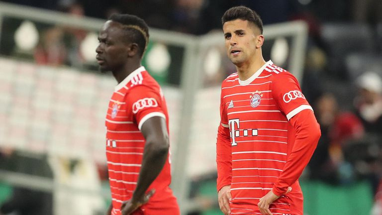 Sadio Mane (l.) und Joao Cancelo (r.) bleiben beim FC Bayern bislang hinter den Erwartungen zurück.