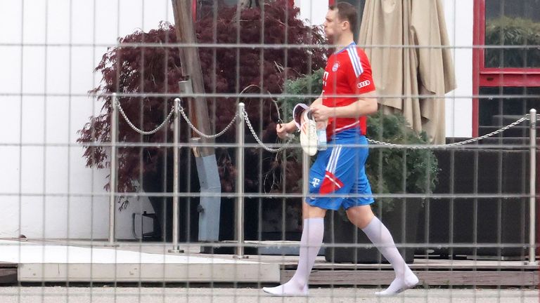 Bayern-Kapitän Manuel Neuer stand erstmals nach seinem Unterschenkelbruch wieder auf dem Trainingsplatz und absolvierte eine Einheit mit Torwarttrainer Michael Rechner und Reha-Coach Thomas Wilhelmi absolviert.