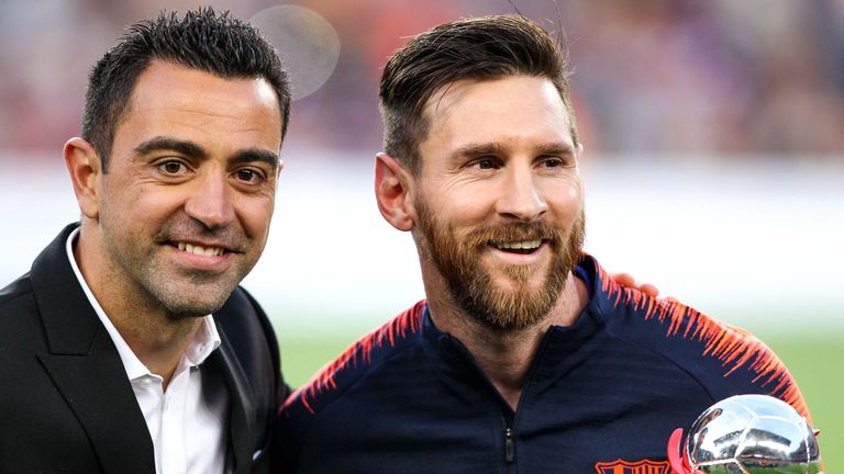 Barca-Trainer Xavi (links) möchte mit Lionel Messi über eine Rückkehr nach Barcelona sprechen.
