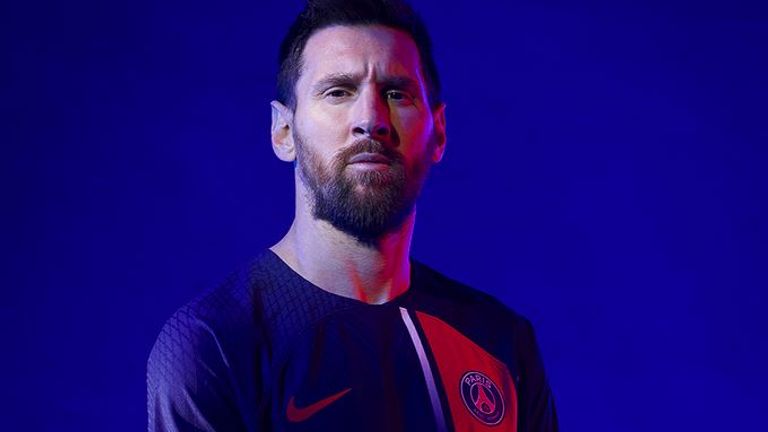 Lionel Messi präsentiert das neue Trikot von Paris St. Germain, obwohl er vor einem Abschied aus Frankreich steht. (Quelle: PSG  @Twitter)
