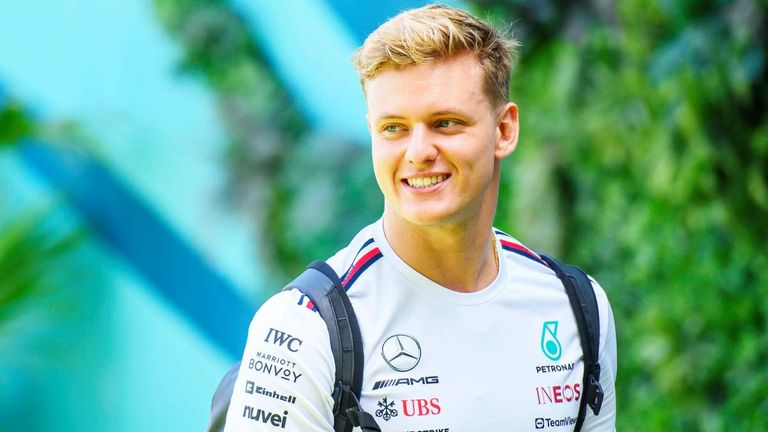 In Barcelona dreht Mick Schumacher erstmals Runden im Mercedes. 