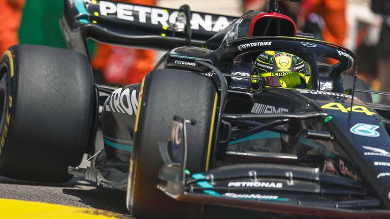 Lewis Hamilton im runderneuerten Mercedes W14 in Monaco.