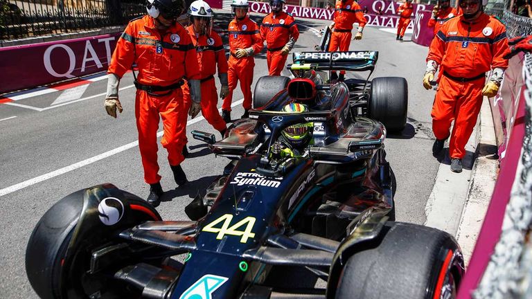 Lewis Hamilton setzt seinen Mercedes in Monaco im 3. Freien Training in die Mauer - und wird zudem wegen der Überschreitung des Geschwindigkeitslimits in der Boxengasse bestraft.