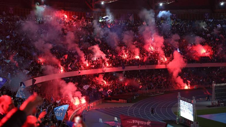 Im heimischen Stadion verfolgen 50.000 Fans das Auswärtsspiel von Neapel in Udinese per Public Viewing und feiern die Meisterschaft.