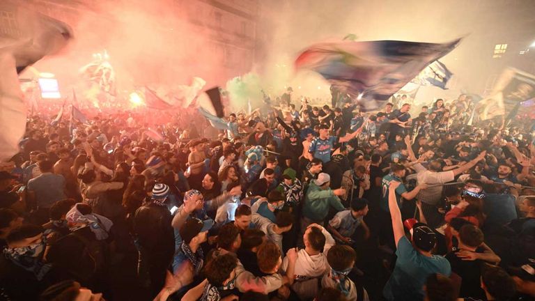 Die Fans der SSC Neapel feiern die erste Meisterschaft nach 33 Jahren.