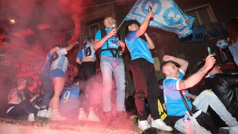 Überall in Neapel feiern die Napoli-Fans den Scudetto.