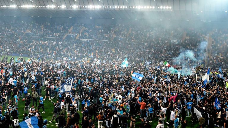 Nach Abpfiff der Partie in Udinese stürmen die mitgereisten Neapel-Fans das Spielfeld, um die Meisterschaft mit ihren Spielern zu feiern.