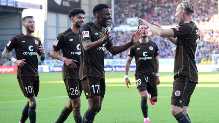 Fu....ball: 2. Bundesliga, 33.Spieltag: Holstein Kiel - FC St. Pauli im Holstein-Stadion. Hamburgs Spieler jubeln nach dem Tor zum 1:3.