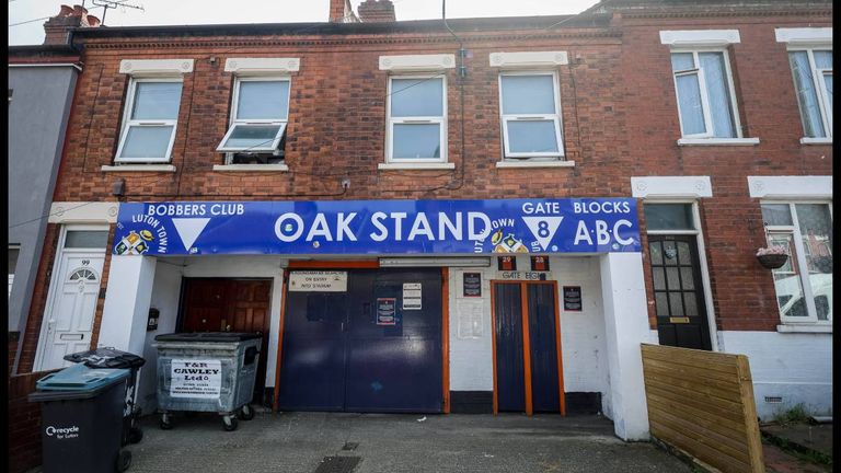 Der legendäre "Oak Stand" in Luton. 