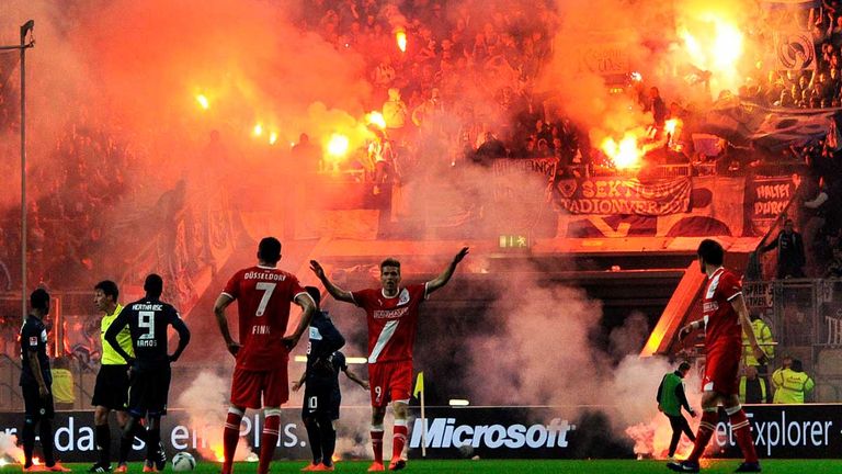 Auch in der Relegation kommt es zu Ausschreitungen. Hertha BSC steigt ab, Düsseldorf steigt auf.