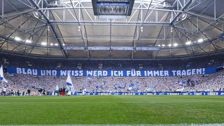 Die Schalke-Fans sorgten im Heimspiel gegen Frankfurt für eine beeindruckende Ganzstadion-Choreo.