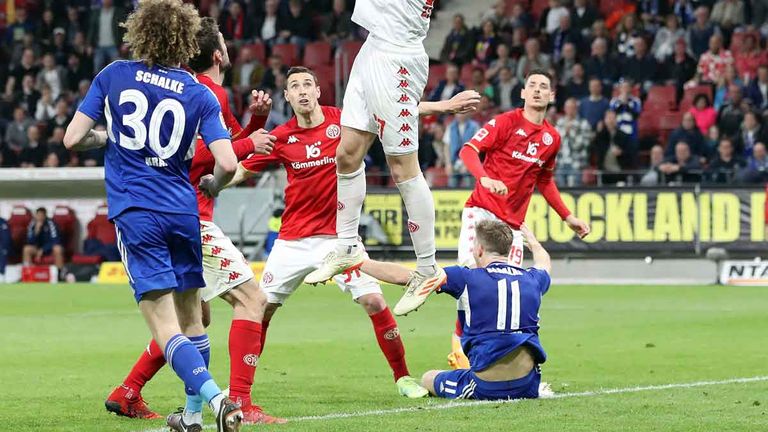 Schalkes Marius Bülter (Nr. 11) reklamiert und bekommt einen Strafstoß.