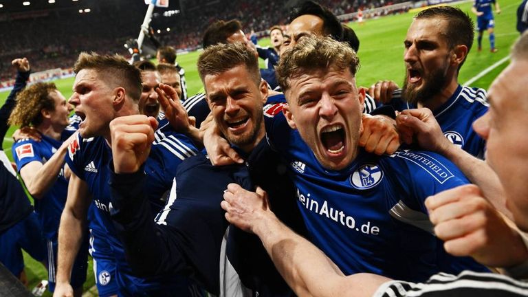 Dank eines hoch emotionalen Last-Minute-Siegs in Mainz steht Schalke wieder auf einem Nicht-Abstiegs-Platz.