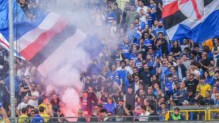 Die Fans von Sampdoria müssen mit ihrem Team den schweren Gang in die Serie B antreten.