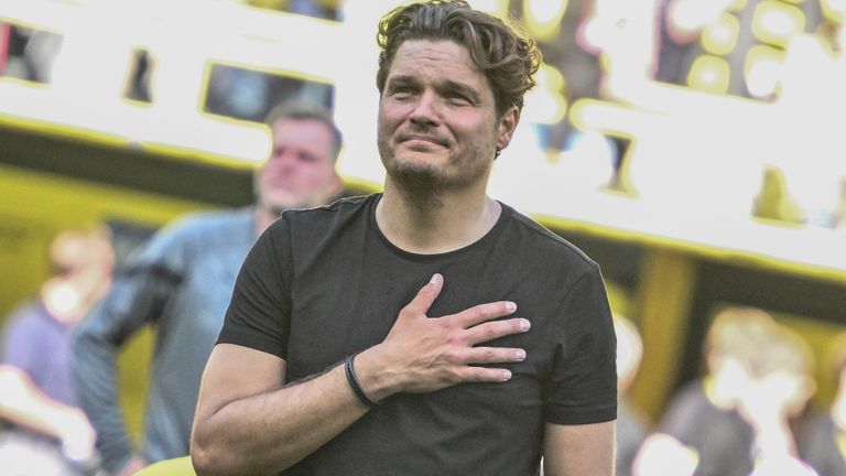 Nach verpatzter Meisterschaft: BVB-Trainer Edin Terzic weint vor der Südtribüne. Auch Marco Reus zeigte sich fassungslos.