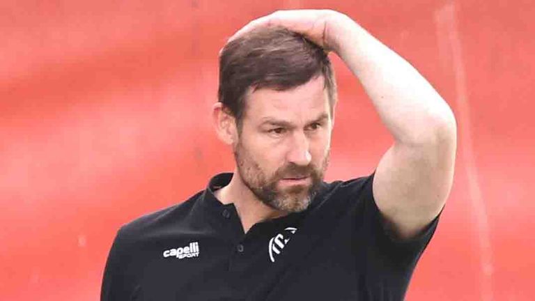 Enttaeuschung . . . Bayreuths Trainer Thomas KLEINE. Fussball, 1860 Muenchen - Bayreuth, am 22.04.2023. 3.Fu..ball Liga, 1860 Muenchen - SpVgg Bayreuth, 33.Spieltag, Saison 2022-2023 in Muenchen, S T A D I O N A N D E R G R U E N W A L D E R S T R A S S E, Deutschland. Quelle / Copyright / Credit : Oryk HAIST *** Disappointment Bayreuths coach Thomas KLEINE Football, 1860 Muenchen Bayreuth, on 22 04 2023 3 Football League, 1860 Muenchen SpVgg Bayreuth