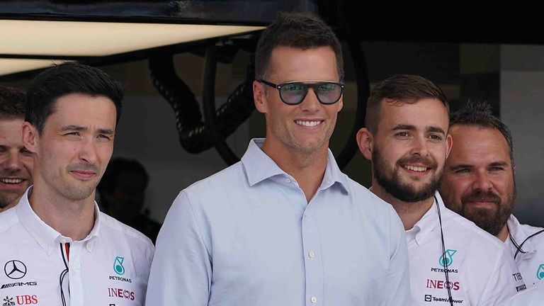 Miami, Vereinigte Staaten, 08.05.2022: Football Legende und Quaterback Tom Brady vor dem Grossen Preis von Miami 2022 der Formel 1 auf dem Miami International Autodrome am 08. Mai 2022 in Miami, Vereinigte Staaten. (Foto von Hasan Bratic/DeFodi Images) Miami, United States, 08.05.2022: Football Legende und Quaterback Tom Brady prior to the 2022 Miami Grand Prix of Formula 1 at Miami International Autodrome on May 8, 2022 in Miami, United States. (Photo by Hasan Bratic/DeFodi Images)