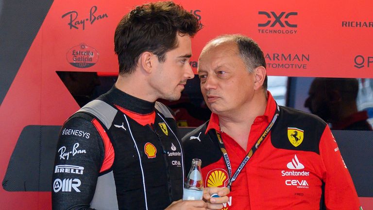 Ferrari-Teamchef Frederic Vasseur entschuldigt sich bei Charles Leclerc.
