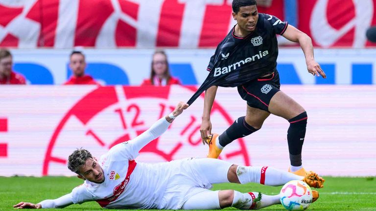 Fu..ball: Bundesliga, VfB Stuttgart - Bayer Leverkusen, 32. Spieltag, Mercedes-Benz-Arena. Stuttgarts Atakan Karazor (l) in Aktion gegen Leverkusens Amine Adli (r).