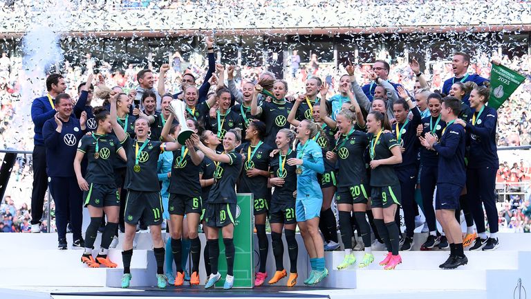 Die Frauen des VfL Wolfsburg gewinnen zum neunten Mal in Folge den  DFB-Pokal.