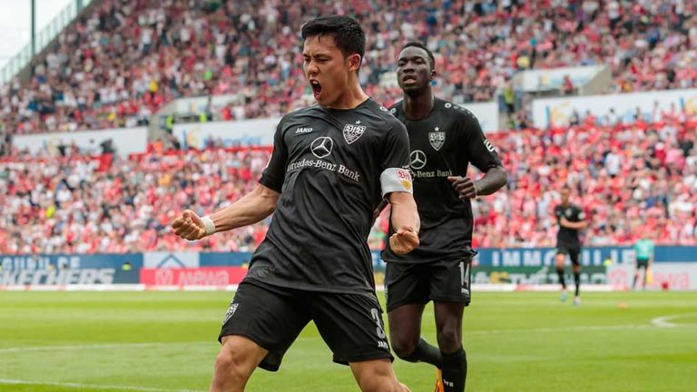 Wataru Endo und der VfB Stuttgart jubeln über den wichtigen Auswärtssieg bei Mainz 05.