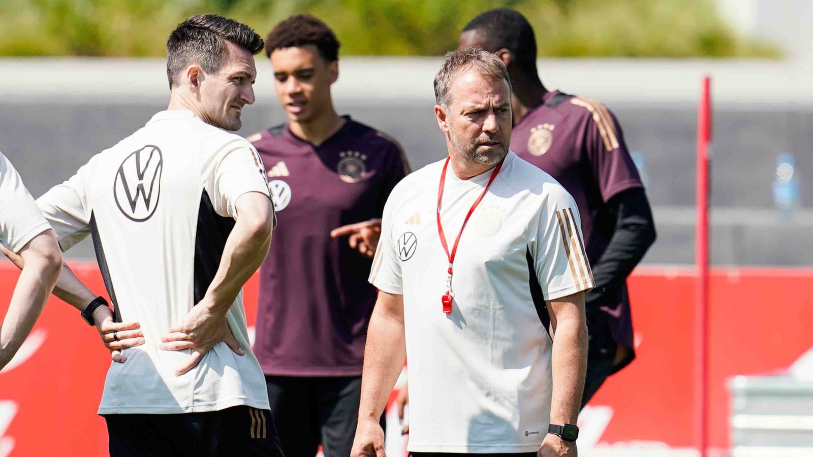 Nationalmannschaft Hansi Flick erhöht Druck auf DFBStars Fußball