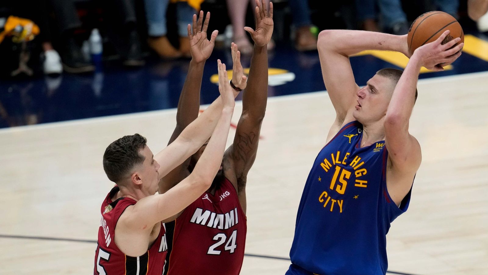 NBA-Finals Jokic führt Denver zum ersten Sieg gegen Miami NBA News Sky Sport