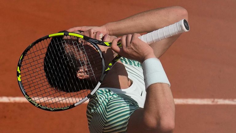 Carlos Alcaraz muss im Halbfinale der French Open gegen Novak Djokovic aufgeben. 