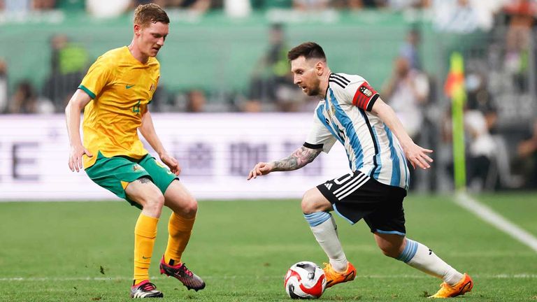 Lionel Messi (r.) führt Argentinien zum Sieg gegen Australien.
